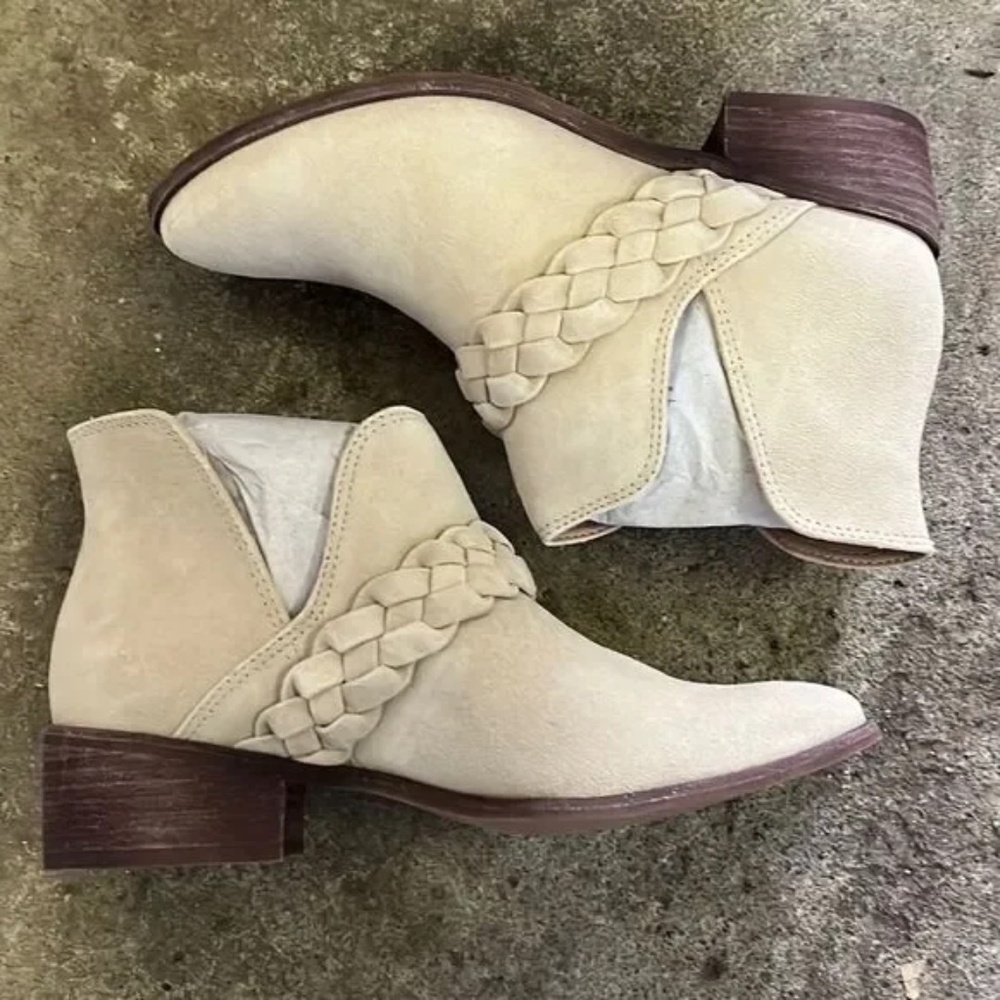 New kaanas ra bootie tan Size 7